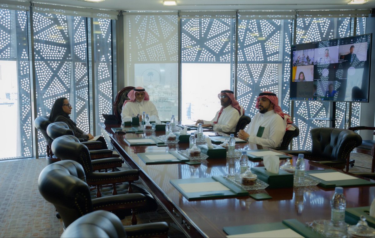SaudiDRPY's tweet photo. اجتمع سعادة مساعد المشرف العام على #البرنامج_السعودي_لتنمية_وإعمار_اليمن، م. حسن العطاس، عبر الاتصال المرئي، مع السيدة صوفيا هيرتزبيرغ، نائبة رئيس البعثة بالسفارة الألمانية لدى #اليمن، وبحضور السيد ماركوس أ. كيرشسلاغر، مسؤول أول للسياسات بالوزارة الاتحادية الألمانية للتعاون الاقتصادي والتنمية (BMZ)، والسيد ديفيد تانتو، مسؤول التعاون التنموي بالسفارة الألمانية، وجرى خلال الاجتماع بحث آفاق التعاون التنموي المشترك بين الجانبين، بما يسهم في دعم جهود #التنمية في #اليمن.