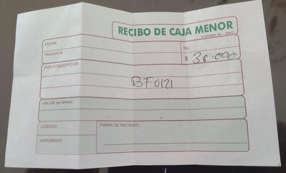 JD_Quinteror's tweet photo. 🤔 Me llegó esta foto de un recibo del parqueadero sur de El Campín y me dejó MUCHAS preguntas.

Hinchas que van cada ocho días: ayúdenme a verificar. Envíenme sus recibos y cuéntenme ¿cómo les están cobrando el parqueadero?

Y una pregunta de fondo: ¿qué control existe sobre esos ingresos, de los cuales el 1% debería corresponder al Distrito? ¿Quién verifica cuánto entra realmente y cuánto se reporta? ¿Por qué hay tarifa única de 36.000 pesos por 2 ó 3 horas? 

🏟️ Si Sencia está usufructuando un bien público, Bogotá tiene derecho a saber cómo se están manejando esas cuentas.

Mándenme los recibos. Vamos a revisar.

#Polémica