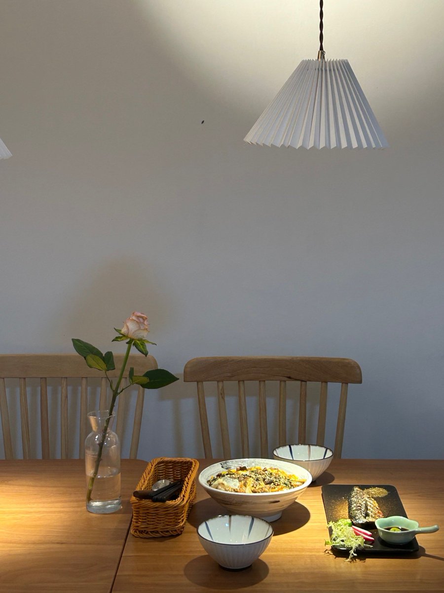 pinofuwa's tweet photo. 食卓にあるのはお米、お酒、甘くて柔らかい柿。今日のご飯は幸せだ。 https://t.co/8reRCZ5TEy