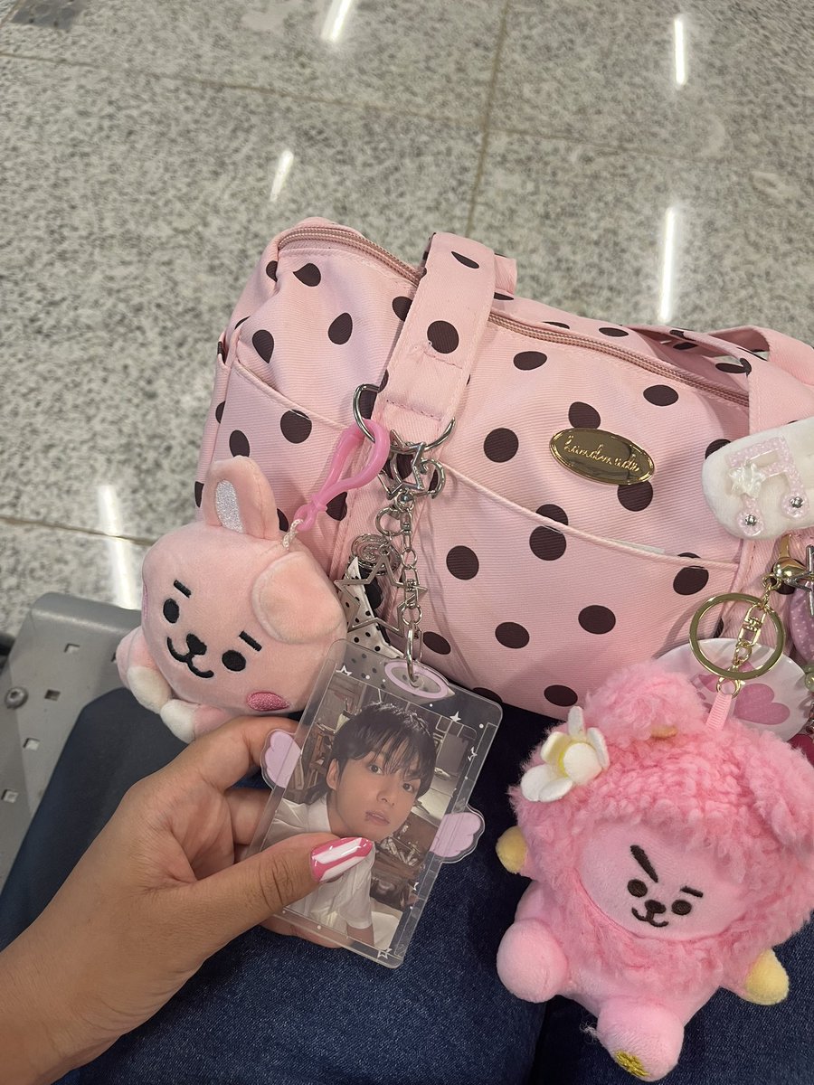 nyeoonhee's tweet photo. esqueci de tirar foto aesthetic com a mala antes de despachar ela 😭😭 https://t.co/6GFzufRrDD