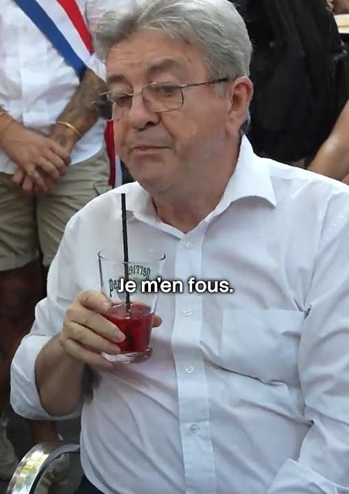 Ash_Casares's tweet photo. Nous devant les posts de fachos et des racistes de Twitter 

#MelenchonArmy #OnBloquelExtremeDroite https://t.co/rnzMqJJkas
