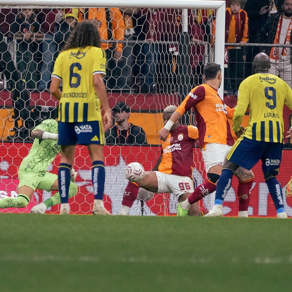 GalatasaraySK's tweet photo. Sakin ol. Mario orada. ❌ https://t.co/xhMcU4v51W