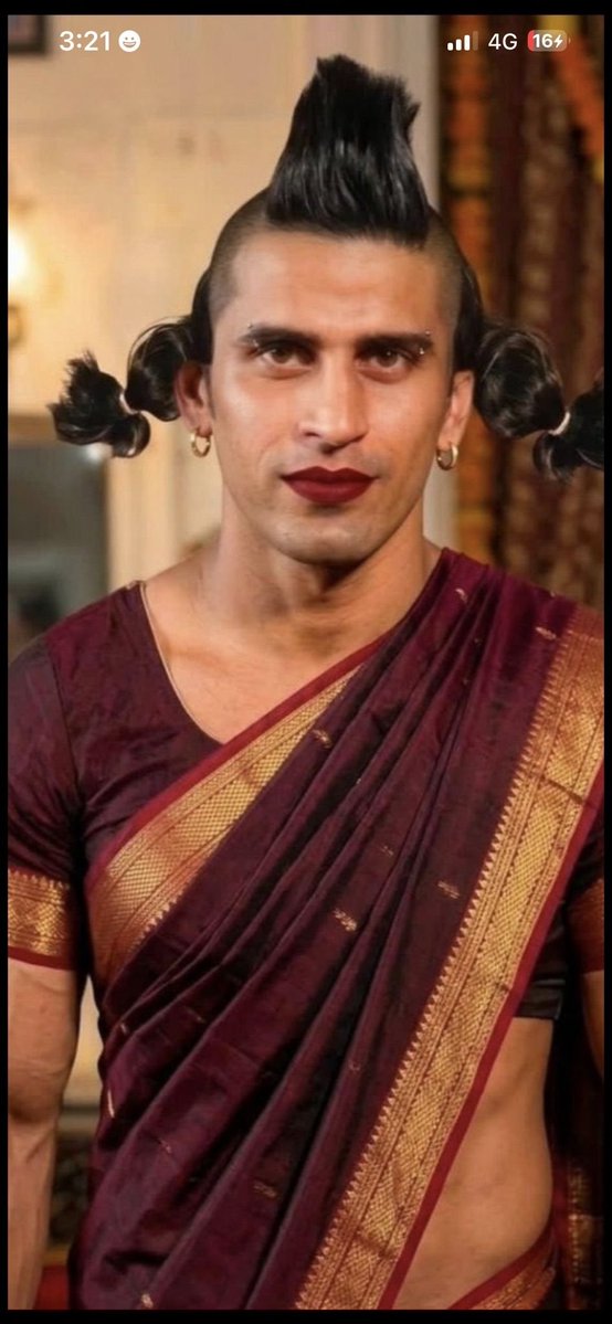 VaselineBilla's tweet photo. Main toh sirf Arishifa se ladungi  Meri mardangi toh Nakul ke ped pe chadhne ke baad hi goode se pakad li gayi thi, tab se Gullu se Lullu ban gayi hoon 💃

#BiggBoss20 #YungDSA https://t.co/EiJP3kL0yr