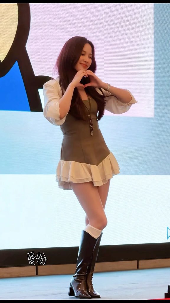 Cfus848's tweet photo. So cute baby Freen
🥰❤️😘🫂🫶🏻🥹

#FreenFansigninChina26
#srchafreen 
#solennEntertainment 
#GIRLFREEN 
#FreenSarocha https://t.co/douxw912XU