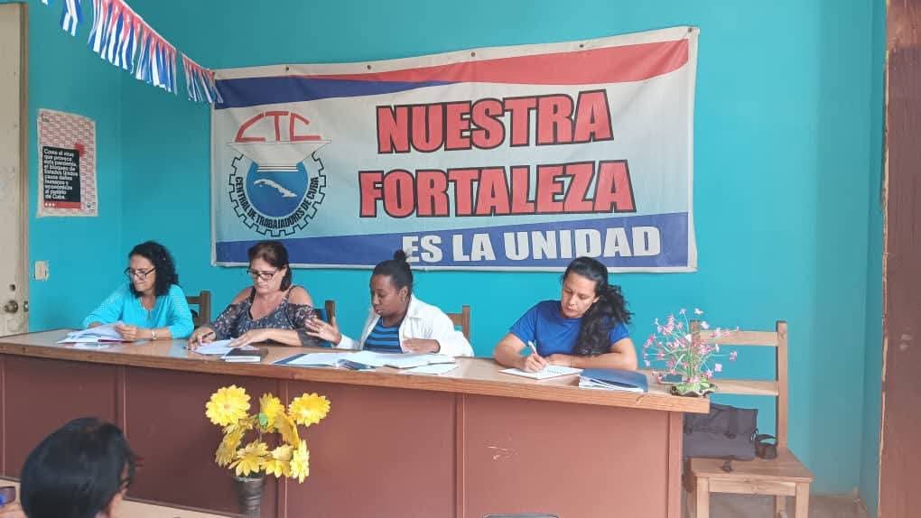 Fernandodek7q1's tweet photo. #CTCMatanzas felicita a dirigentes y afiliados del Sindicato de Trabajadores de Comercio, Gastronomía y los Servicios en este 27 de octubre, 49 aniversario de  su constitución. #MatancerosEnVictoria. @Sindicalcubano
@Colina_CTCuba @nadiezma78852 https://t.co/hkQnlISm7l