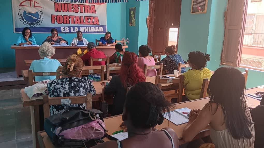 Fernandodek7q1's tweet photo. #CTCMatanzas felicita a dirigentes y afiliados del Sindicato de Trabajadores de Comercio, Gastronomía y los Servicios en este 27 de octubre, 49 aniversario de  su constitución. #MatancerosEnVictoria. @Sindicalcubano
@Colina_CTCuba @nadiezma78852 https://t.co/hkQnlISm7l