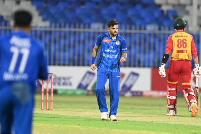 Fazal Haq Farooqi draws the first blood as he removes Ben Curren for 7 to give Afghanistan the first wicket in the process! 