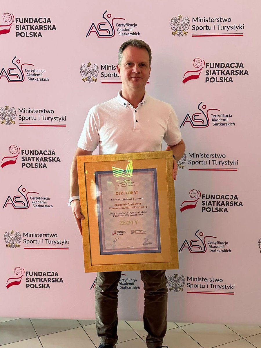 AluronCMC's tweet photo. Akademia na złoto! 🥇 

Nasza akademia otrzymała złoty certyfikat z Programu Certyfikacji Akademii Siatkarskich 👏 

To kolejny wielki moment w życiu naszego ośrodka szkoleniowego, który stawia na konsekwencję i systematyczność, co przekłada się na regularny rozwój 💛💚 https://t.co/L1JKrWLCbW