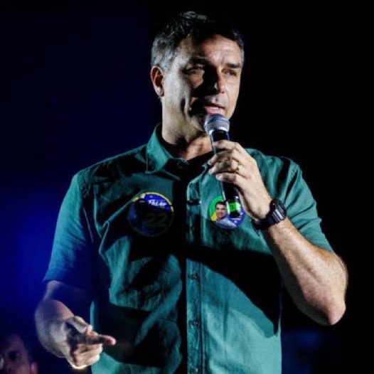 NewsLiberdade's tweet photo. 🚨URGENTE - Metrópoles acaba de confirmar que Flávio Bolsonaro foi embora para os EUA e o avião está em voo https://t.co/ODDmyHDECV