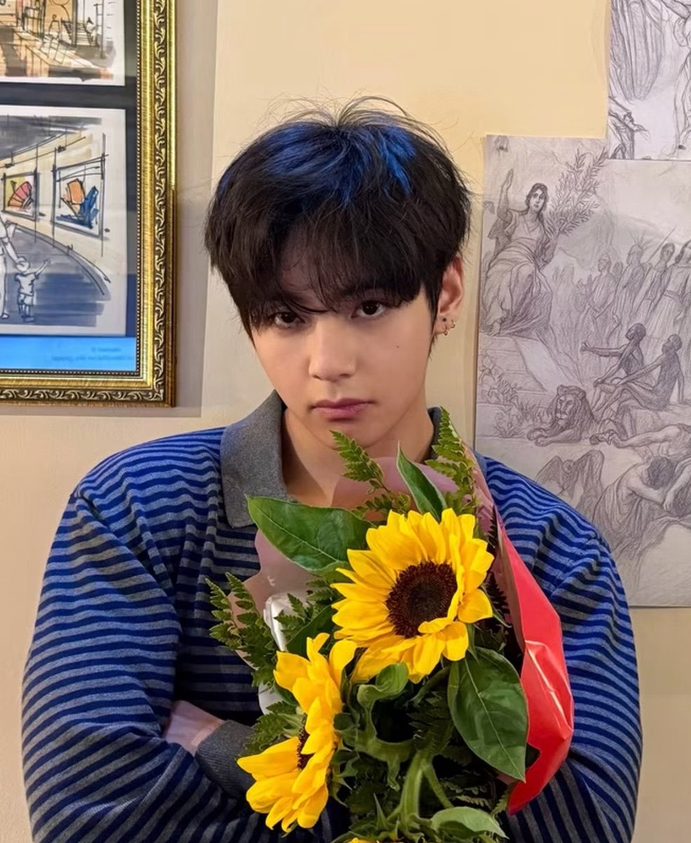 diaryofkv's tweet photo. FLOWER BOY-TAEHYUNG 🌻 https://t.co/eNgreZPPkB