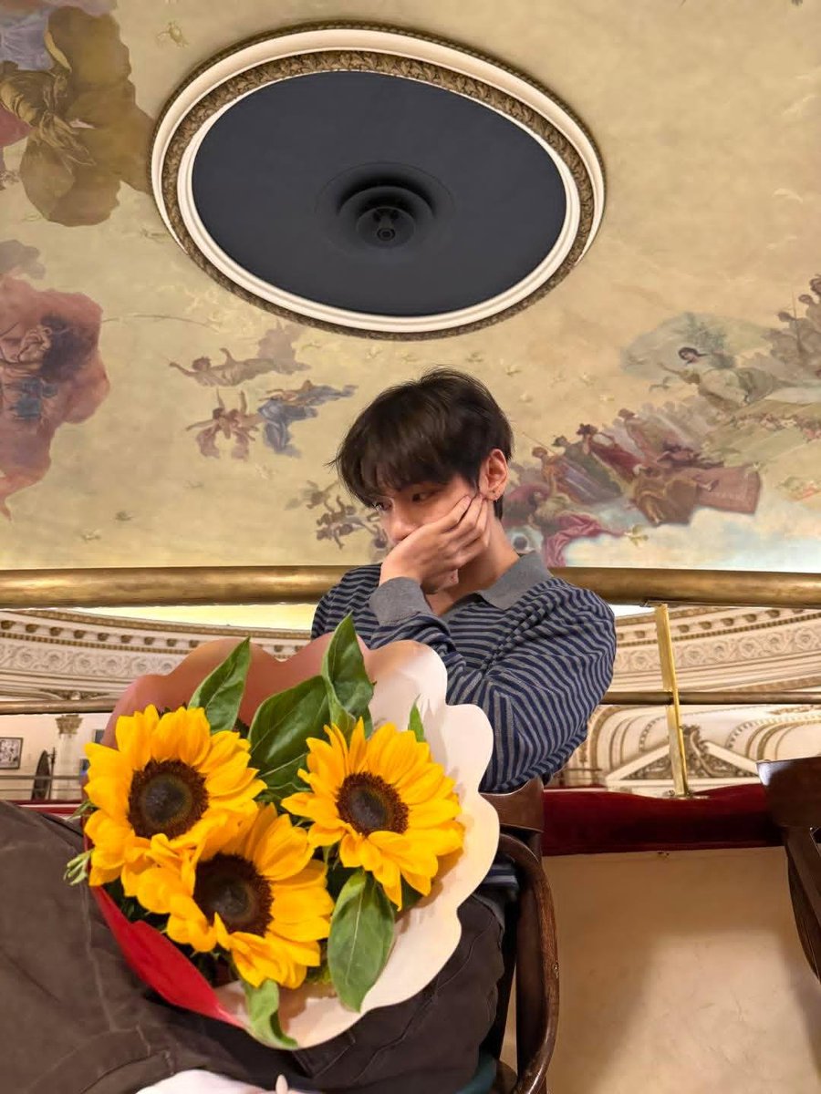 diaryofkv's tweet photo. FLOWER BOY-TAEHYUNG 🌻 https://t.co/eNgreZPPkB