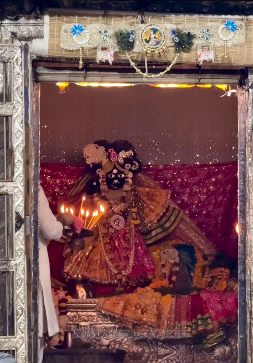 MeroBankeBihari's tweet photo. ठाकुर श्री बांके बिहारी लाल जी के संध्याकाल सुंदर दर्शन श्री धाम वृन्दावन 💐✨🙏🏻

💖🌹 जय श्री कुंज बिहारी श्री हरिदास 🌹💖 https://t.co/ARhit3fDBM