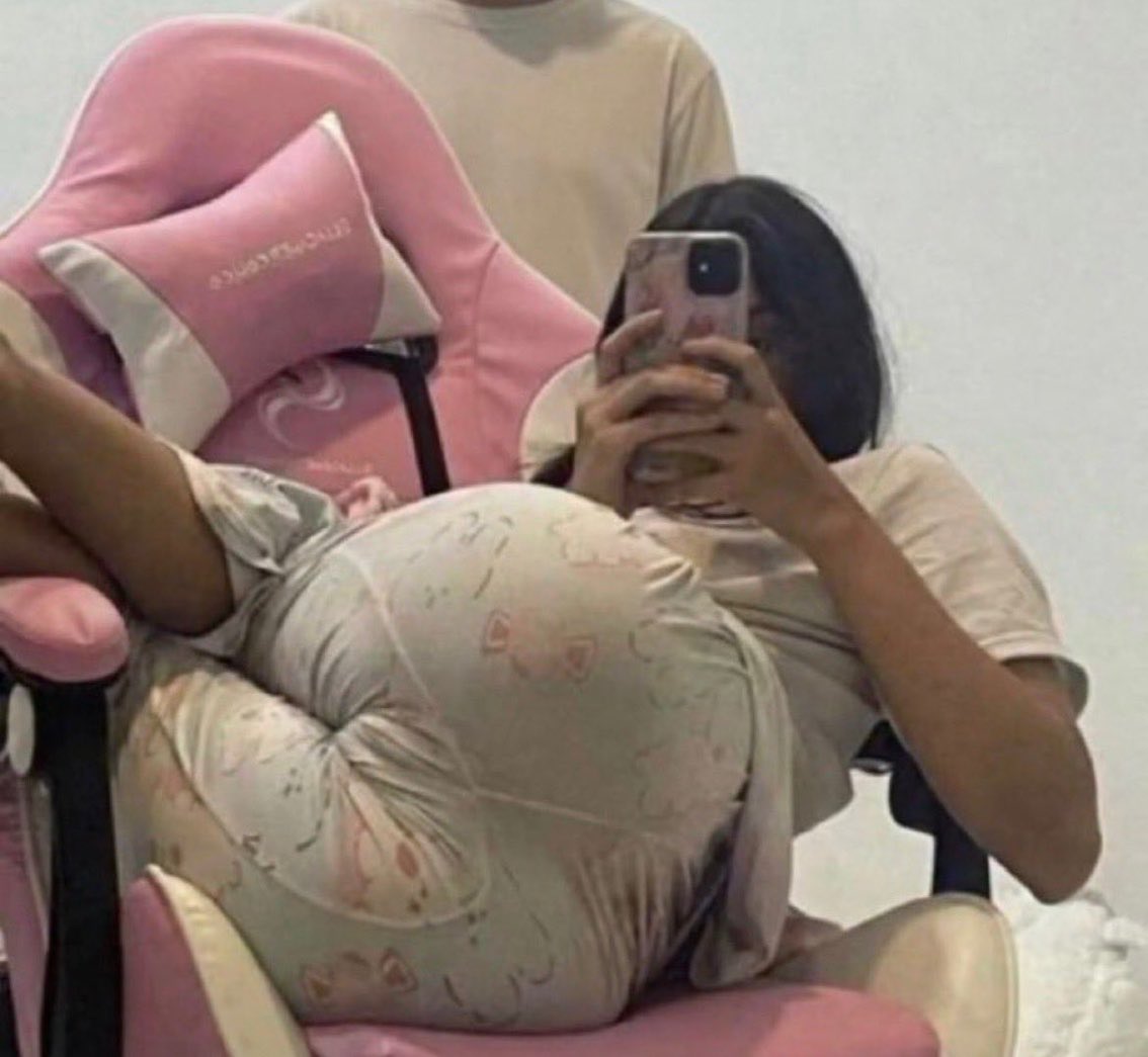 rrrrryyuuuy's tweet photo. ستوريات اختك بال الكلوز💅😭 https://t.co/v3ngVt0hpS
