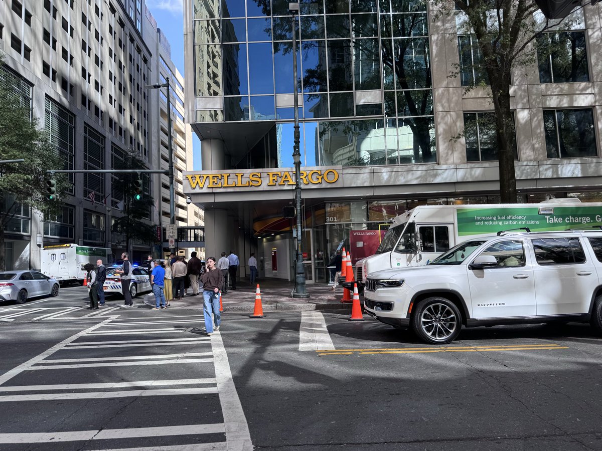 themichaelkonen's tweet photo. @JoeBrunoWSOC9 @Hunt_Saenz something going on at the Wells Fargo uptown on 3rd and Tryon. Probably 10 patrol cars showed up. Chatting with workers in the bank. But the guy they stopped to talk to on the street looked ~70+. Chopper over head now too. https://t.co/bLYLy3q6Tt