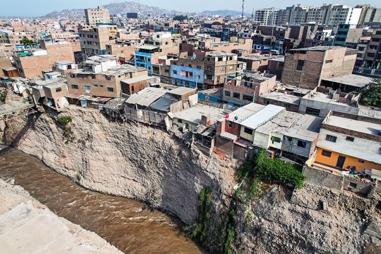 muzystar15's tweet photo. Estado: oye no invadas ese terreno, esta en una zona inestable y durante un huaico se te derrumbará

Zurdo: callate facho yo decido donde quiero vivir, viva el criollismo y la cultura del más vivo

*llega el fenómeno y el rio se traga la casa*

Zurdo: ES CULPA DEL ESTADOOO https://t.co/G0Ec8TPcdZ