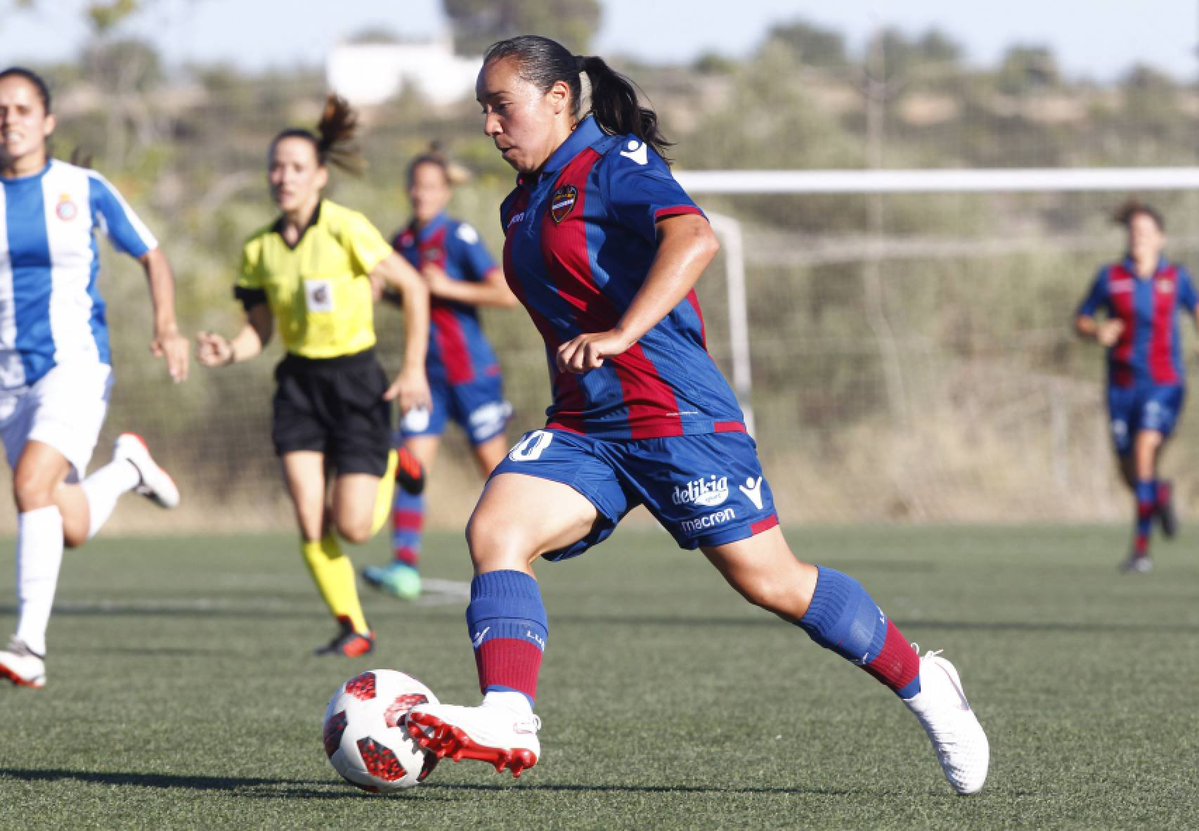 LUDfemenino's tweet photo. 👏🏻 ¡Qué 𝐠𝐫𝐚𝐧𝐝𝐞 es veros llegar tan 𝐥𝐞𝐣𝐨𝐬!

La actual Balón de Oro y la mejor delantera del año vistieron nuestra camiseta. Es un 𝐨𝐫𝐠𝐮𝐥𝐥𝐨 enorme para el #LevanteUD haber formado parte de vuestro camino. 

¡Enhorabuena, Alexia y Charlyn! 🐸 https://t.co/bS7FueArHt