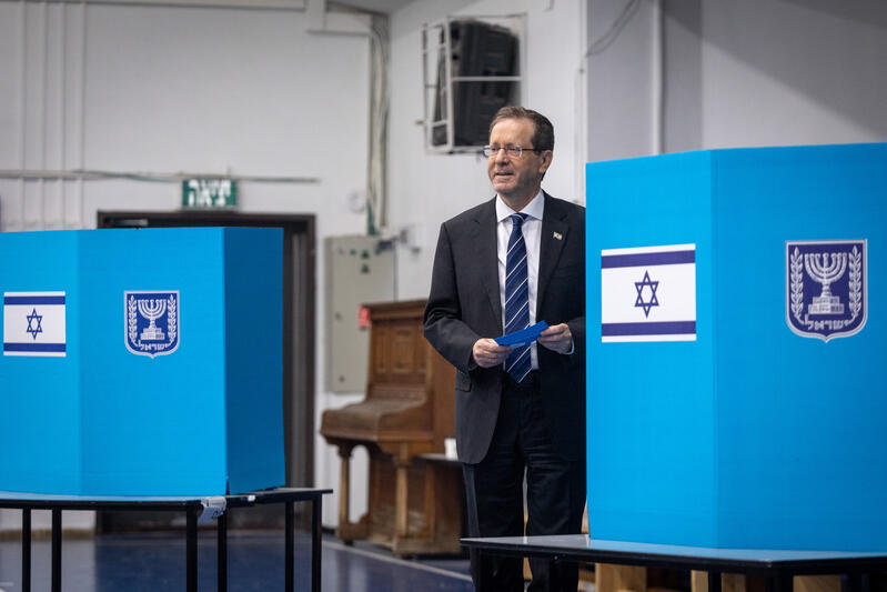 BritainIsrael's tweet photo. 🗳️ President Isaac Herzog and First Lady Michal Herzog voted at a polling station in Jerusalem.

Herzog said, “I hope and wish for this to be a genuinely festive day for democracy. This needs to be a festive day for democracy, and we won’t let anyone ruin or sabotage it. Most of all, I call on all the citizens: We are all equal today. This is our day. To go and to influence and to vote.”

📸 Yonatan Sindel/Flash90