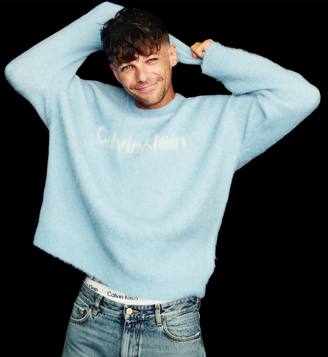 raedizzle37's tweet photo. Harry's beautiful husband for those who don't know. The one the albums and songs are for. The sweet creature, the muse for Medicine and the heart wrenching ones too. Also, where H gets most of his jewelry, including the watch he always wears. https://t.co/K1Z23U1b2B