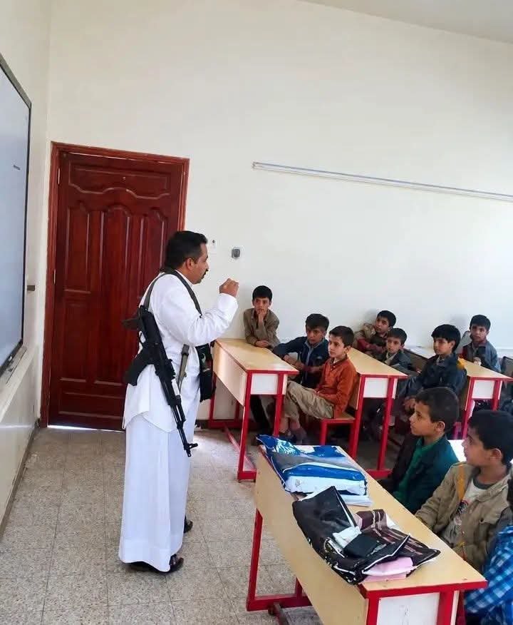 mosha3324's tweet photo. مناشده من صنعاء 

نناشدكم بالله اخي موشي ارفعو اصواتنا نحن بمناطق سيطرة المليشيا الحوثي اقسم بالله الذي لا اله الا هو والذي لايحلف الا به ان اليوم المشرفين الحوثيين اخذوا الاولاد من المدارس من صف الثامن ومطلع حتى سابع والله العظيم ان اغلب الاباء وقفو دراسة اولادهم اوقفو معنا بصوتكم نناشدكم الله اولادنا ضحيه للمشروع الايراني تعبنا بهذا الوضع اغلبة الطلاب نزحو ورجعوا القرى بدون تدريس هرباً من بطش الحوثي والزج بهم  في الجبهات