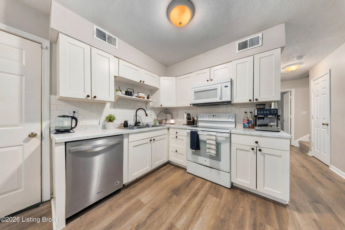 smithclick's tweet photo. Price reduced: 3710 Mareli Rd, Shelbyville, KY 40065—3 beds, 2 baths, 1,236 sq ft with a two-story living room and fireplace. $232,000
https://t.co/pW7U626Eiv https://t.co/j5aZYJg0rv