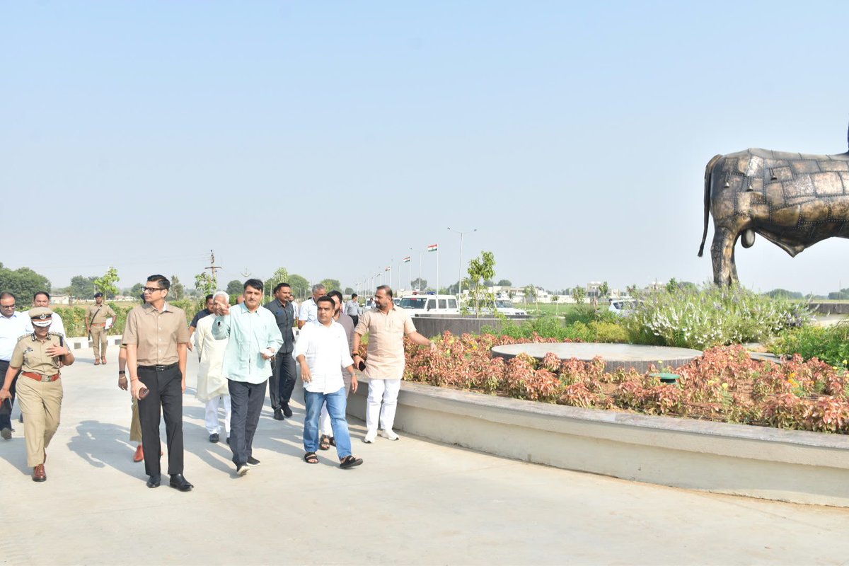 CollectorBK's tweet photo. માન. વડાપ્રધાનશ્રીના આગામી ૩૦ ઓક્ટોબરે ભીલડી તા. ડીસા ખાતે યોજાનાર કાર્યક્રમની તૈયારીઓની માન. નાયબ મુખ્યમંત્રીશ્રી હર્ષભાઈ સંઘવી અને માન. અધ્યક્ષશ્રી, વિધાનસભા શંકરભાઈ ચૌધરીએ સમીક્ષા કરી સંબંધિતોને આવશ્યક સૂચનો કર્યા હતા. @CMOGuj @InfoGujarat https://t.co/ag4w1yHOjV
