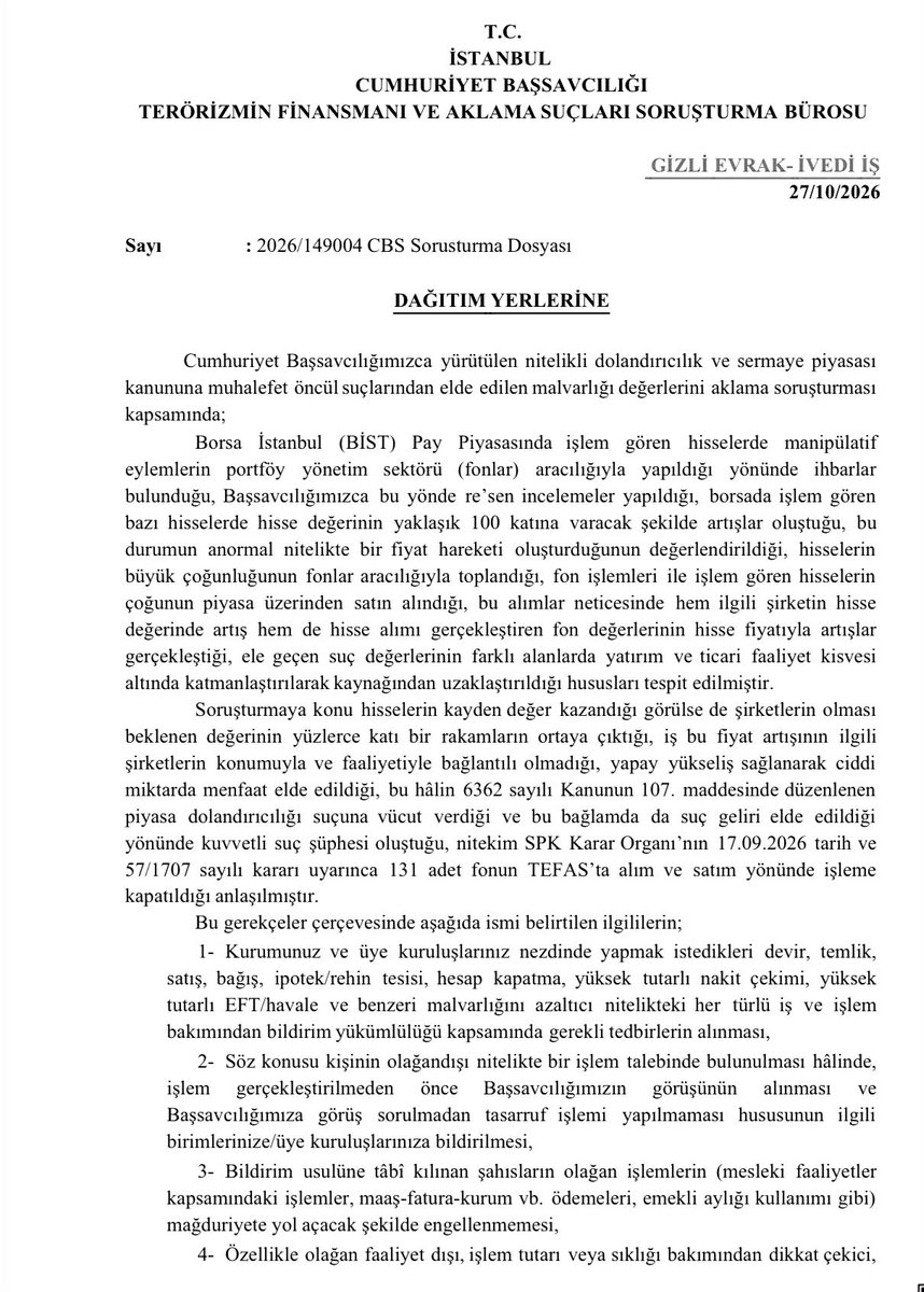 ahmetsahmets's tweet photo. İstanbul Cumhuriyet Başsavcılığı, borsada manipülasyon ve suç gelirlerinin aklanması şüphesiyle yürütülen soruşturma kapsamında, Pasifik Holding ortakları AKP Ankara Milletvekili Asuman Erdoğan’ın eşi Fatih Erdoğan, Mehmet Erdoğan ve Abdülkerim Fırat’ın mal varlıklarına yönelik tedbir ve inceleme talimatları gönderdi. 

Savcılık isimleri geçen üç kişinin mal varlığını azaltabilecek işlemlere karşı tedbir alınması, şüpheli sermaye piyasası araçlarının dondurulması ve varlıklarının tespit edilmesini istedi.

AKP Ankara Milletvekili Asuman Erdoğan’ın eşi Fatih Erdoğan'ın Yönetim Kurulu Başkanı olduğu Pasifik Holding hakkında daha önce de tedbir kararı konulmuş ancak sonra kaldırılmıştı. Şirket tarafından KAP'a yapılan açıklamada, sorunlu fonlarla hiçbir ilişkilerinin bulunmadığı öne sürülmüştü. (https://t.co/7Jrs1sQUix)

Kamuoyunda sıkça iktidara yakınlığı ve aldığı büyük ölçekli kamu ihaleleriyle (TOKİ, Emlak Konut projeleri ve belediye ihaleleri) tanınan Pasifik Holding, Ankara'da inşa ettiği "Next Level" iş merkezi üzerinden Sedat Peker'in iddalarında da gündeme gelmişti. Peker, 2021 yılında yayımladığı videolarda ve sosyal medya paylaşımlarında bu merkezi, usulsüz kamu ihaleleri ve rüşvet iddialarının odağındaki bir "üs" olarak nitelendirmişti. 
2013 yılında açılışı yapılan Next Level projesi için kullanılan kamu bankası kredileri geri ödenemeyince, alışveriş merkezi ve ofis blokları 412 milyon TL borç karşılığında Ziraat Bankası’na, ardından da Varlık Fonu'na devredilmiş, kamu kaynaklarının zarara uğratılması pahasına şirketi "kurtarma operasyonu" yapılmıştı.