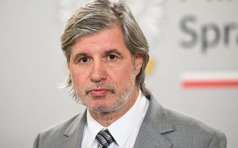 HubnerrMax's tweet photo. Jedna z najbardziej cudacznych i krótkich karier w historii Polski dokończyła żywota.

Sławomir Cudak przegrał wybory na rektora AWS.
Trudno, żeby było inaczej.

Nie mógł zostać rektorem AWS jakiś cudak, który z AWS został wywalony w dzień, kiedy uznał, ze jest rektorem AWS. https://t.co/DEe99uzJ5I