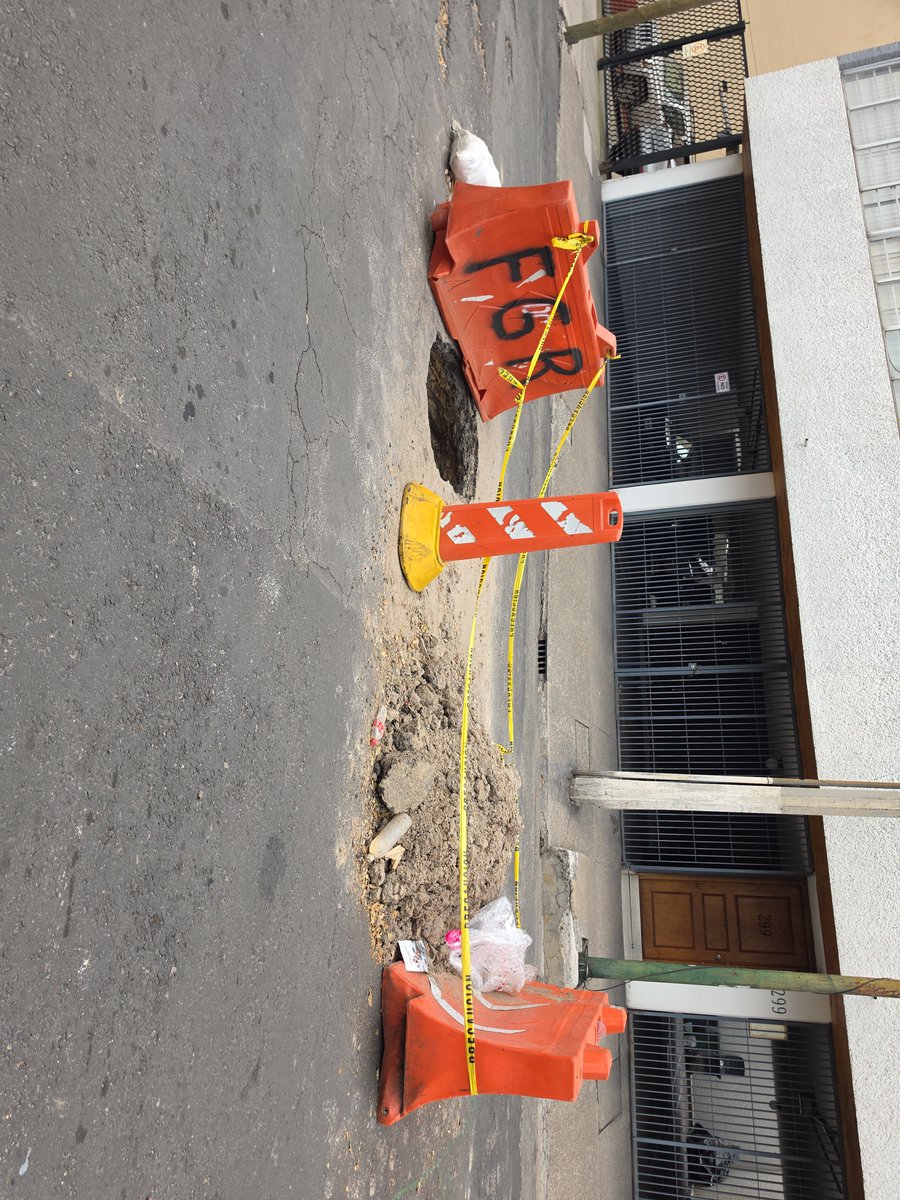 tucanyta's tweet photo. Por favor su intervención urgente para atender este socavon de aguas de drenaje  calle Carillo Puerto frente  al 299 entre paz Montes de Oca y prolongación uxmal, general anaya 03340
@AccionesBJ https://t.co/dujzyjyvkg