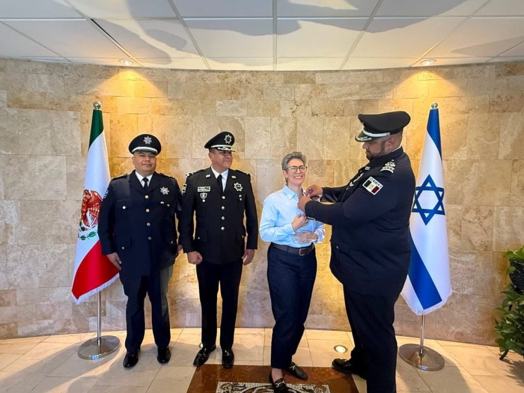 FridaEsp_'s tweet photo. El grupo evangélico “La Policía Celestial” literalmente es un grupo infiltrado en todos los niveles de seguridad a nivel nacional 

“Convierten” a los militares y policías bajo supuestos ideales cristianos y son aliados o mejor dicho serviles a Israel 

¿Qué pasaría si a Israel le cambiaran el nombre por Cuba, Rusia o Nicaragua? ¿Ahí sí dirían algo? 

Esto es GRAVE