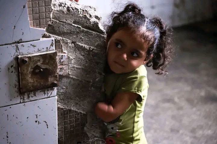 Astridueil's tweet photo. With one hand left and unforgettable wounds... This is how four-year-old Tala Abu Odeh emerged from beneath the rubble of her demolished home in northern Gaza. Tala’s story is not just a number; it is a heart-wrenching epitome of the reality faced by the children of Gaza, who pay the price of war with their bodies and their innocence.