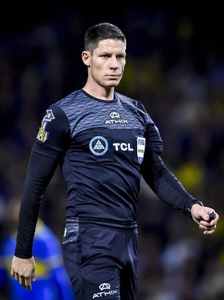 Tato_Aguilera's tweet photo. Confirmado: Nicolás Ramirez es el árbitro del Superclásico y Silvio Trucco en el VAR.
El árbitro principal, le anuló el gol de Milton Giménez en La Bombonera (después la FIFA cambió la regla) y Trucco es el VAR del penal que le cobraron a Sández en el Monumental. 
Ojalá no sean los protagonistas del Superclásico. 
Otro dato, Ramírez es el árbitro que más cobró penales en el torneo.