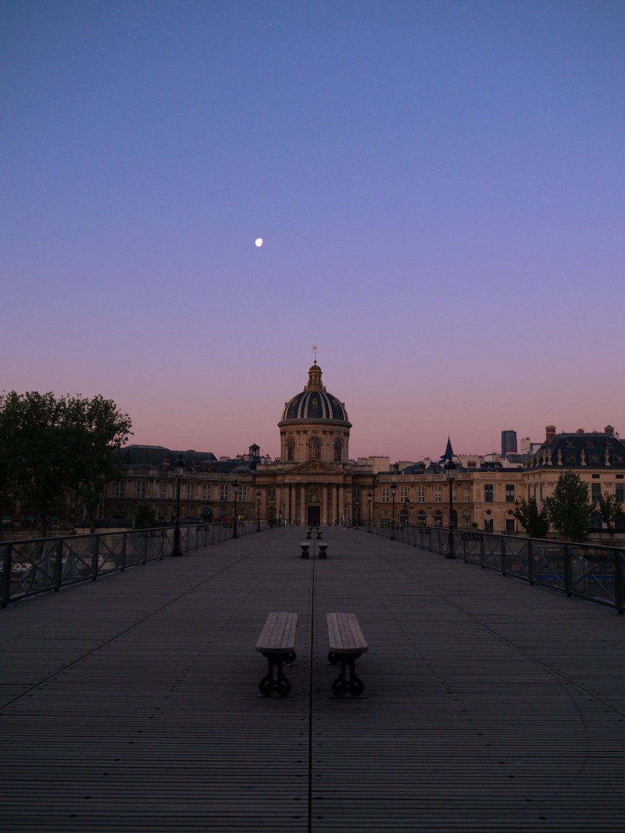 10sio_'s tweet photo. Faire des levers de soleil dans un Paris vide https://t.co/pstcT8YDCr