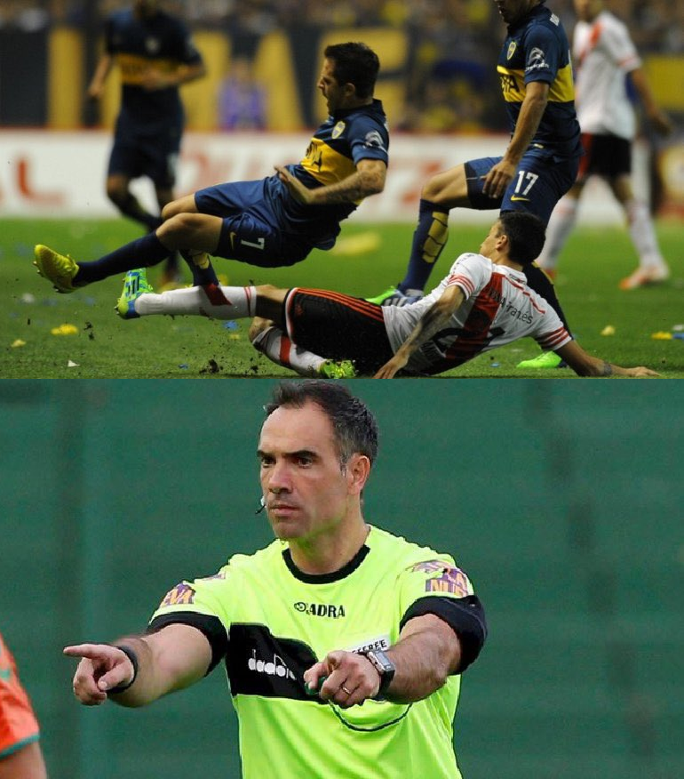 la12tuittera's tweet photo. ⚠️La ALERTA: SILVIO TRUCCO EN EL VAR el domingo en el Superclásico.

❌NO EXPULSÓ A VANGIONI por esta PATADA que ROMPIÓ EL TOBILLO a MARTÍNEZ en el Superclásico por Sudamericana 2014, casualmente #Arruabarrena estaba en el banco de suplentes y fue uno de los primeros robos que sufrió el Vasco como DT Xeneize en los clásicos.

‼️El partido terminó 0-0 y pudo haber cambiado de manera decisiva la serie de semifinales de Sudamericana ya que la acción fue al minuto 30' del primer tiempo de la ida en #LaBombonera.