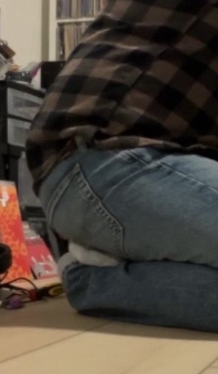 apollostump's tweet photo. him sitting like that... he just like me fr https://t.co/c7lCzH9K6I