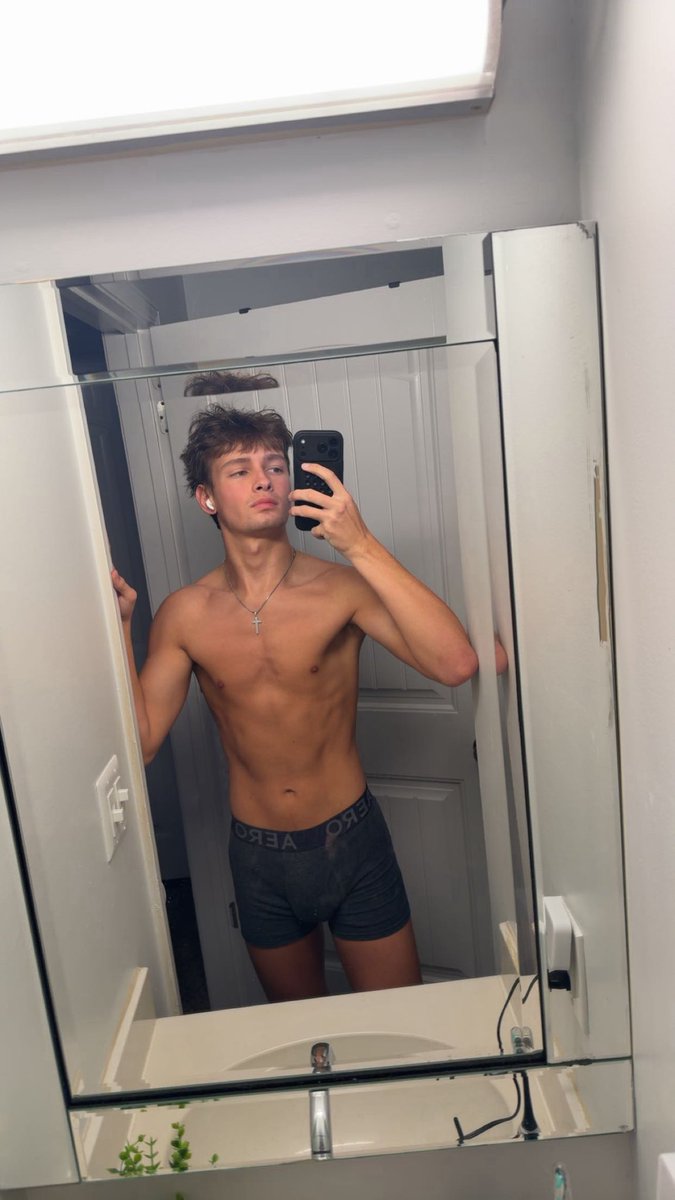 alexitjtt's tweet photo. About to shower. Wanna join? https://t.co/ZNNltO8LnF