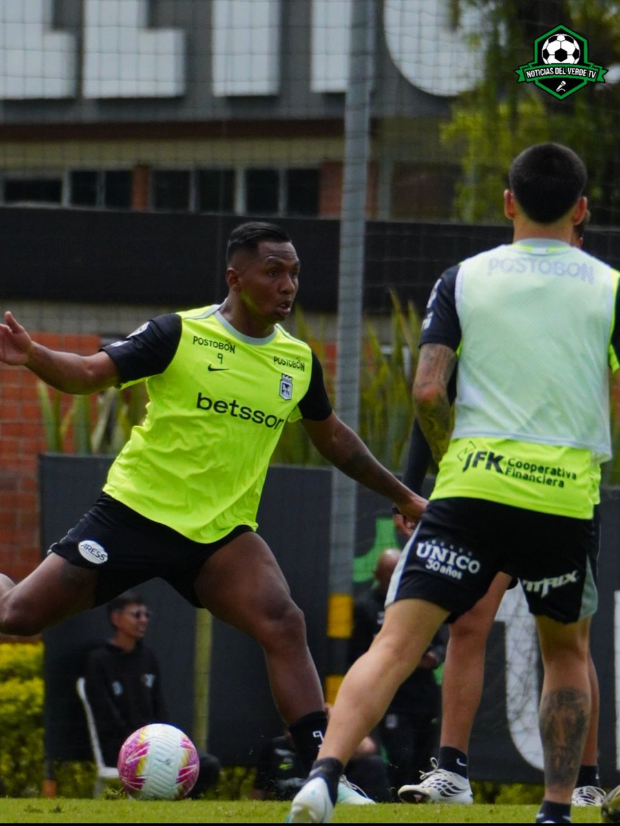 NOTICIASDEVERDE's tweet photo. Alfredo Morelos estuvo presente en la práctica verdolaga en la Sede Deportiva previo al juego ante Santa Fe.
.
#VamosNacional 🇳🇬 https://t.co/qroScxdZkB