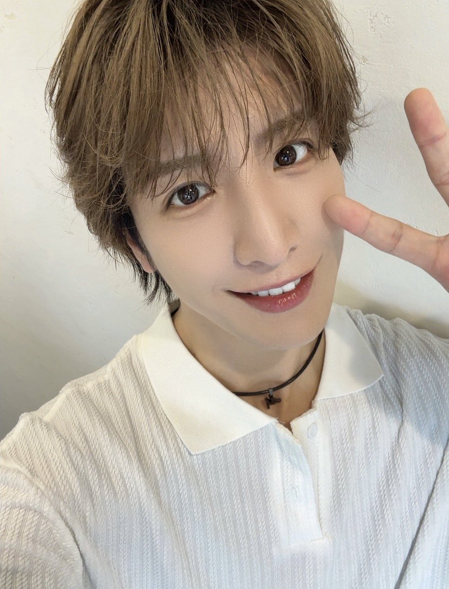 takuya_matsuri's tweet photo. おはよう😍❤️

最近少しずつひんやりしてきたね🍂✨
そろそろ衣替えしないとなぁと思いつつ
めんどくさいが勝ってまだ出来てない🥹笑

てかもうちょいで10月が終わるの早過ぎー😳
今年も残りあと2ヶ月ちょい😳😳😳

気づいたらあっという間に2027年になりそう🥹❤️‍🔥

毎朝のおはようＸ更新も気付けば2年以上経ってる❣️
続けることって何気に難しいけど
どんな小さなことでも続けるって本当に大切なことだなとMATSURIになってから改めて思ってます☺️💓

色々と諦めず続けてきたから今があるんだなとつくづく感じています😌💙

これからも毎朝Ｘよろしくね🥰👍🏻

ではでは
今日も一緒に頑張ろう😊❤️‍🔥

#MATSURI
#松岡卓弥