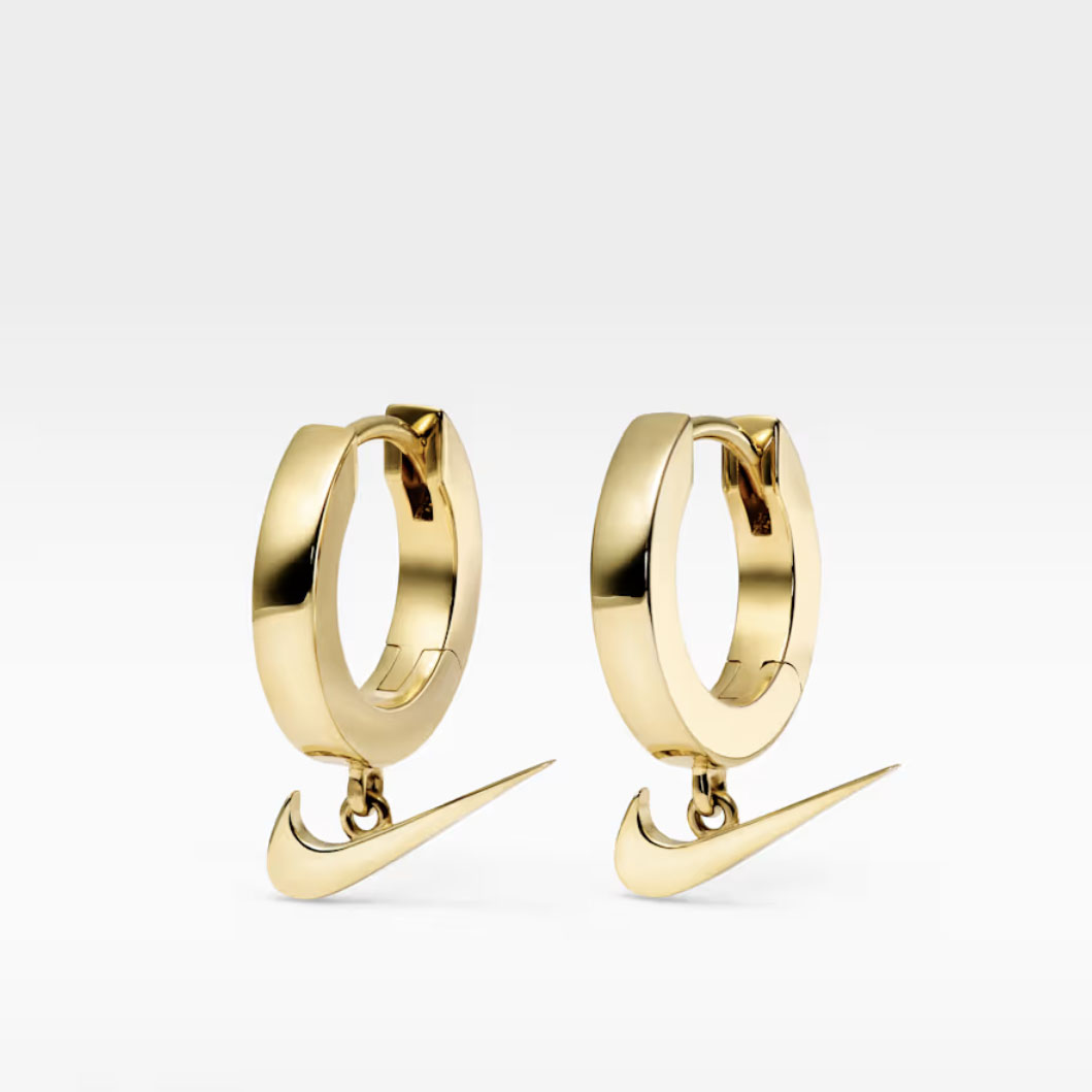 lsdls's tweet photo. 💍 La collection de bijoux Nike sortira ce jeudi ! Retrouvez tous les détails ici ➡️ https://t.co/sCwsyvFUDB https://t.co/xBiHrn3SIj
