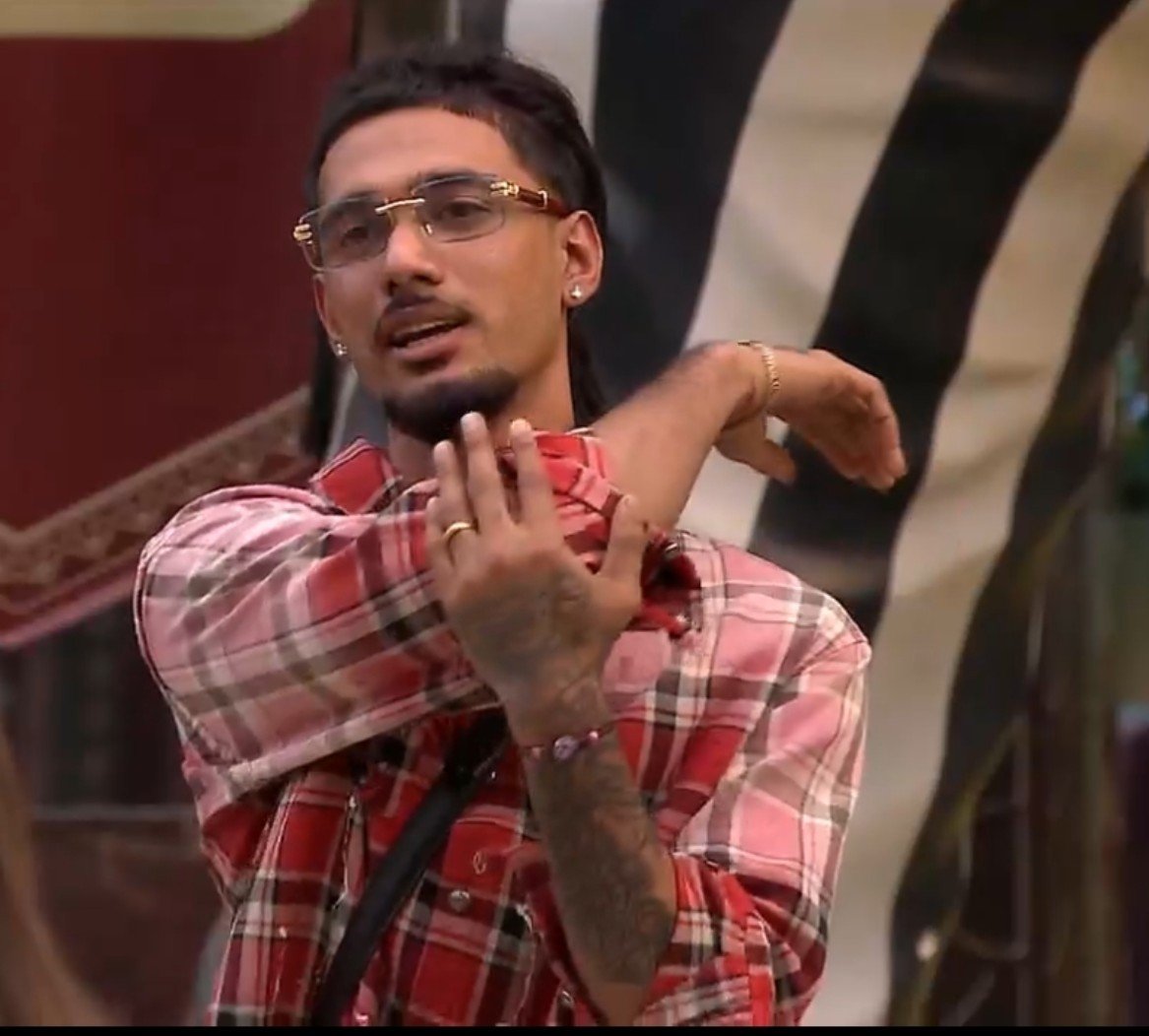 Teddy_Blush_1's tweet photo. Gullu it's done bro 

You taught you are the clever throwing everyone under the bus 

Yung made it clear that he is the smartest one than you. 😂🤣

#YungDSA #BiggBoss20 https://t.co/53fotlnzXc