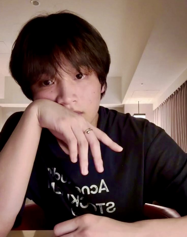 neogotmybackzzz's tweet photo. blushy haech and this pose https://t.co/IhaKbB5DEe