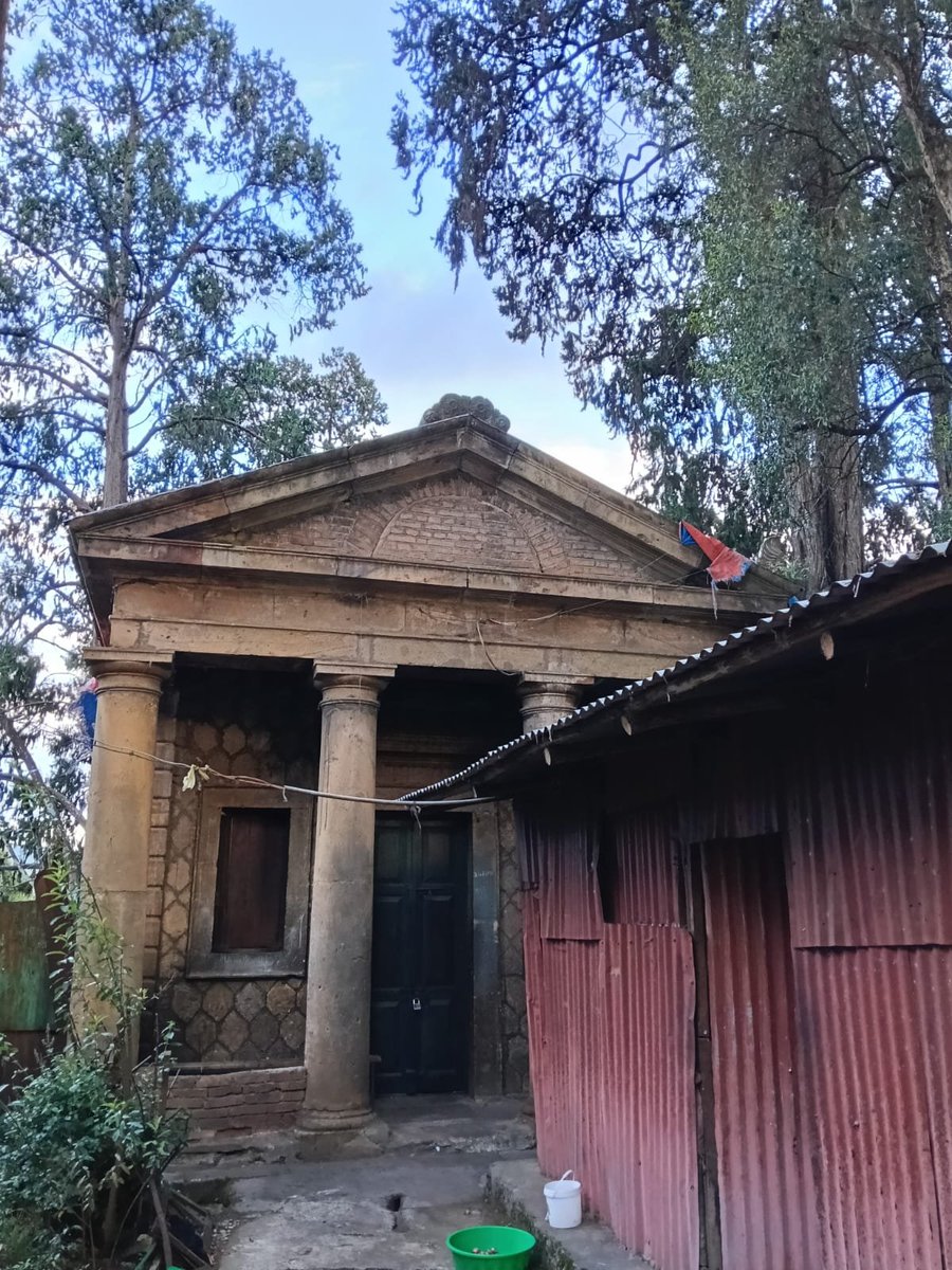 GuerraenlaUni's tweet photo. Cosas aún más raras que se puede encontrar uno en la capital de Etiopía. Un templo con columnas toscanas escondido entre árboles y chozas de lata. https://t.co/p2Yn1HXDr2
