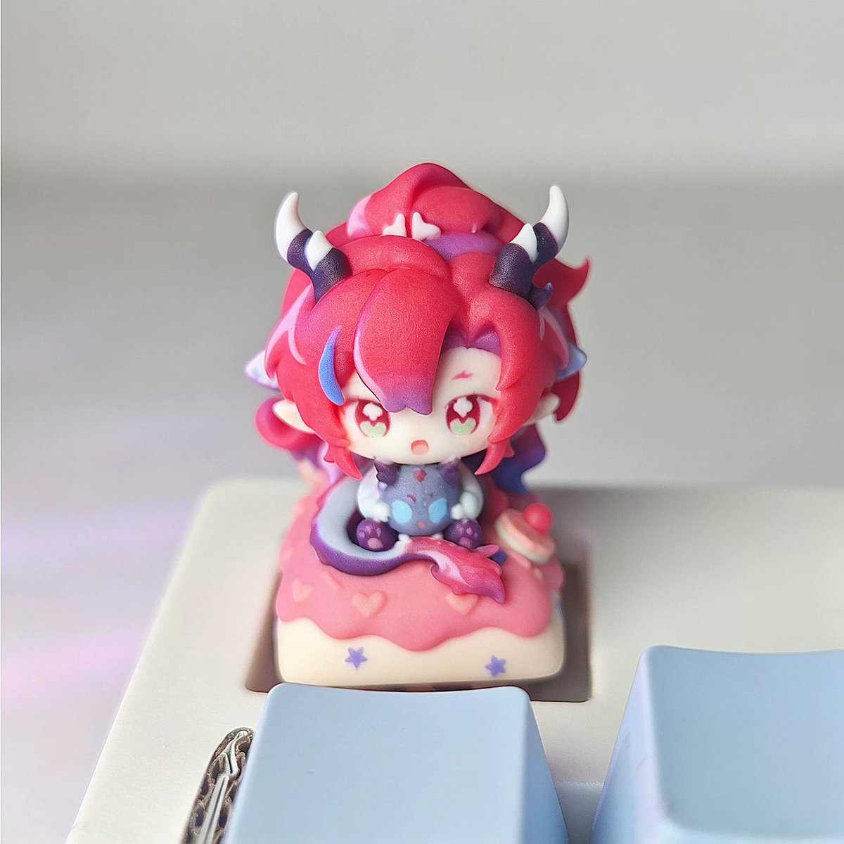 Arknights_Saeo's tweet photo. 세상에는 귀여운걸 많이 팔아서 아주 곤란하다..... https://t.co/QCL8zs4OTq