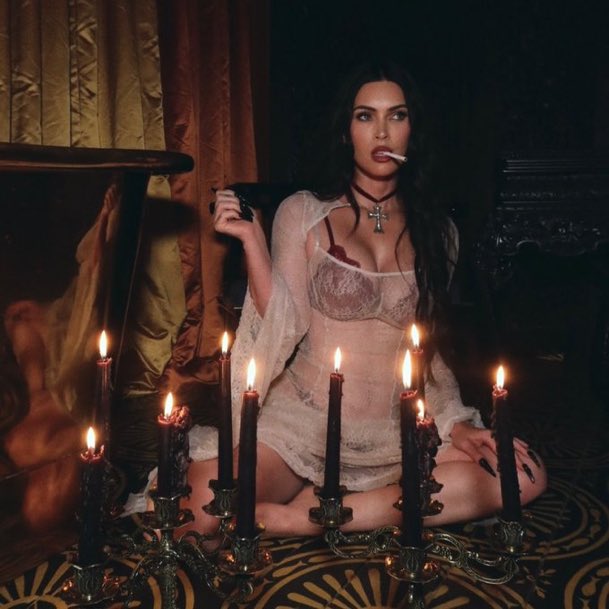 Atlashabert's tweet photo. Ünlü yıldız Megan Fox, Cadılar Bayramı için seçtiği iddialı kostümüyle verdiği pozları takipçilerinin beğenisine sundu. https://t.co/eUeTrf8nBV