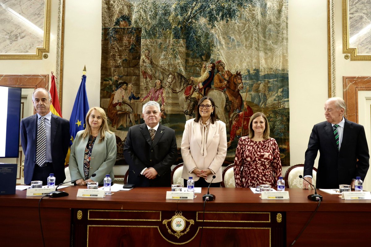 cepcgob's tweet photo. Representantes del ámbito jurídico y académico se han reunido en el Salón de Tapices en el acto de presentación de la 'Obra jurídica completa' de Eduardo García de Enterría, publicado por @aranzadilaley en colaboración con @cepcgob  @UCSM_oficial y @cantabriaes https://t.co/q3oR8Val7U