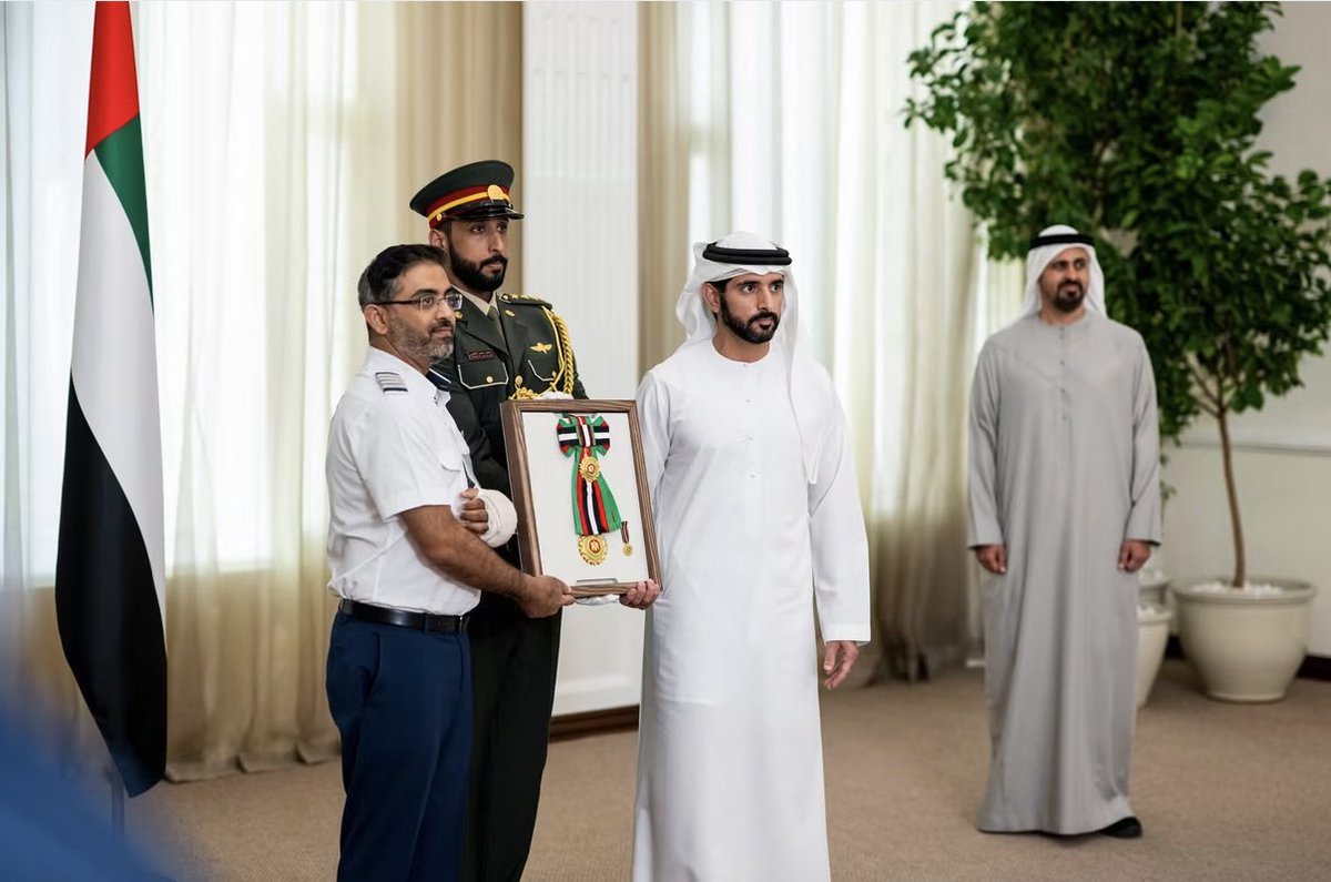 AnwarGargash's tweet photo. يجسّد تكريم صاحب السمو الشيخ محمد بن زايد آل نهيان، رئيس الدولة، حفظه الله، لطاقم "فلاي دبي" بوسام زايد الثاني من الطبقة الأولى تقديراً رفيعاً لما أظهروه من شجاعة وبسالة ورباطة جأش في حماية أرواح المسافرين.

بطولة مشرّفة تؤكد أن صون حياة الإنسان أسمى الواجبات وأرفع صور العطاء. https://t.co/sgaKXbI1kk