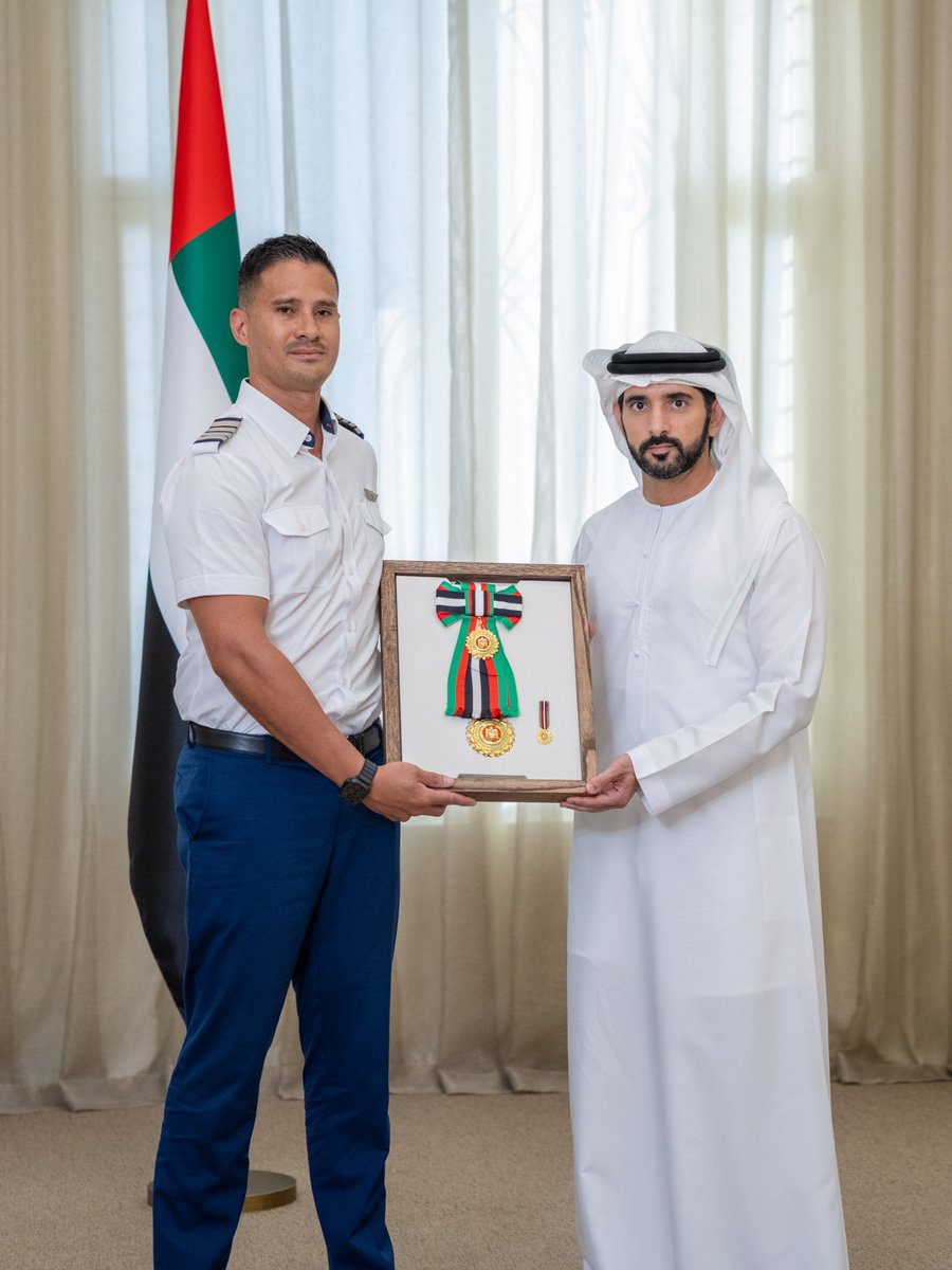 DXBMediaOffice's tweet photo. رئيس الدولة يمنح طاقم طائرة "فلاي دبي" وسام زايد الثاني، تقديراً لشجاعتهم ودورهم في الحفاظ على سلامة الركاب في واقعة رحلة "فلاي دبي" يوم 30 من شهر سبتمبر الماضي، وحمدان بن محمد يقلد الأوسمة للطاقم ويشيد بدورهم ومستوى المسؤولية التي تحلوا بها في الحفاظ على سلامة المسافرين وأمنهم. https://t.co/XWmWnlrYEQ