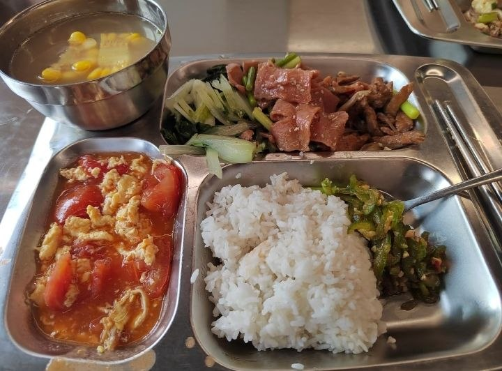 giusyy23's tweet photo. 每天上班最开心的事就是中午吃顿食堂...当然如果是不喜欢吃的菜也就不会让我开心了...... https://t.co/82j2A4Paxn