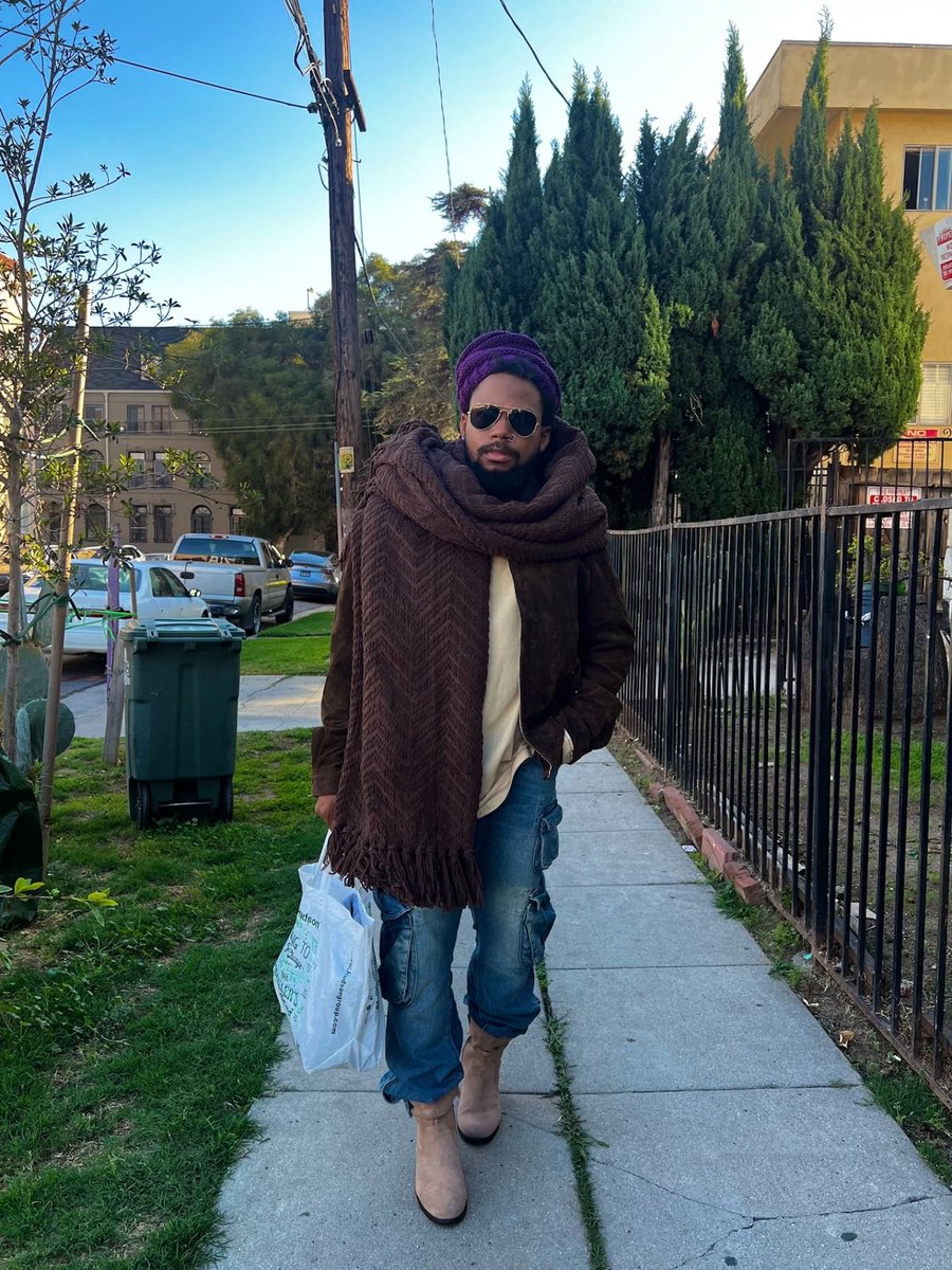 mallewi's tweet photo. i hate gay halloween wdym you're lenny kravitz running errands in his big ass scarf? 😭 https://t.co/EaiHmR0cvz
