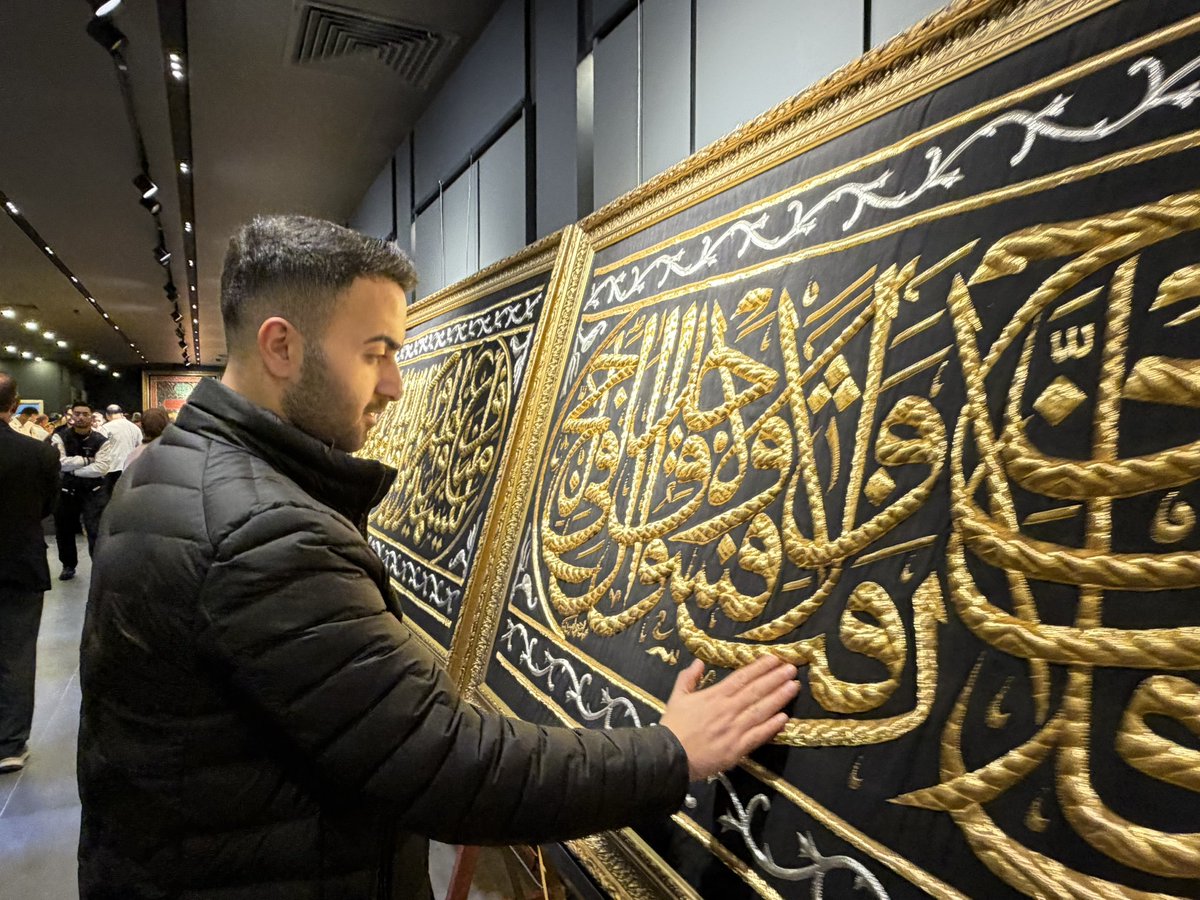 bdenizacar's tweet photo. ❝Gönlümüzde hasretin, dilimizde salâtımız… ﷺ❞

MÜSİAD Eskişehir Şubesi tarafından düzenlenen Mukaddes Emanetler ve Kâbe Örtüleri Sergisi’ni ziyaret ettim.

Peygamber Efendimizin (s.a.v.) hatırasını yaşatan mukaddes emanetleri ve Kâbe örtülerini görmek, manevi açıdan son derece anlamlı bir deneyimdi.

Bu kıymetli serginin hazırlanmasında emeği geçen herkese teşekkür ediyor, tüm hemşehrilerimizin bu manevi atmosferi yaşamasını diliyorum.