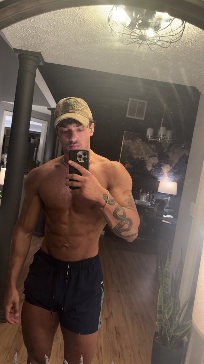 stoughtun's tweet photo. ya i hit glutes a lot https://t.co/JW9DeMyGXa